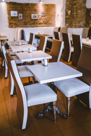 Café da manhã com buffet grátis todos os dias