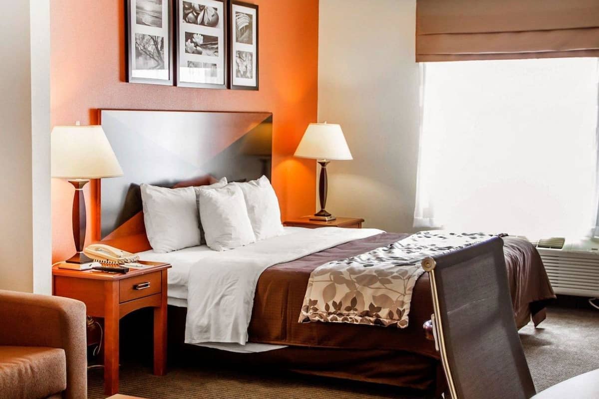 Coffres-forts dans les chambres, bureau, fer et planche à repasser