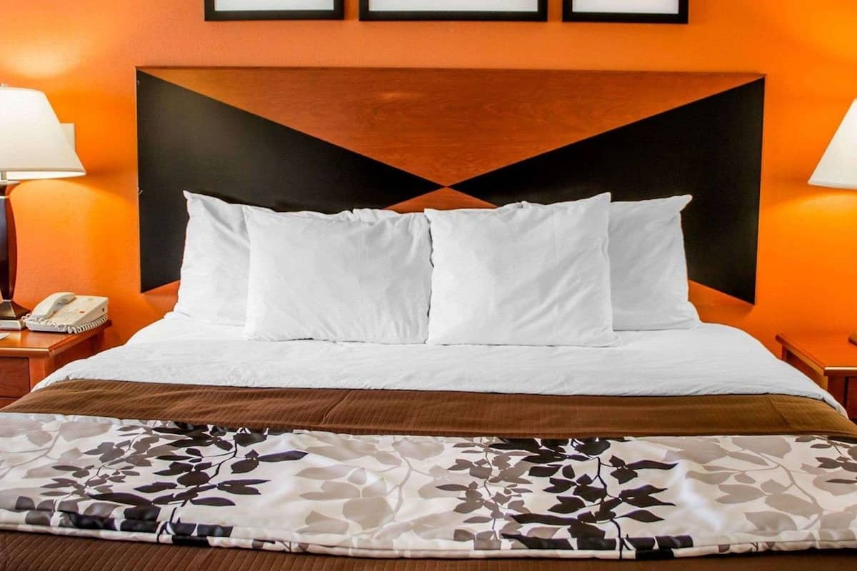 Coffres-forts dans les chambres, bureau, fer et planche à repasser