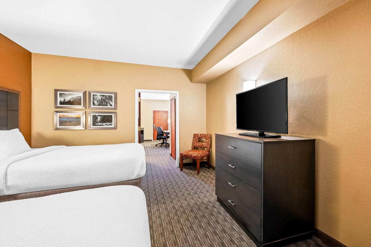 Deluxe Suite, 1 Bedroom, Non Smoking (Family) | Premium bedding, desk, laptop workspace, iron/ironing board