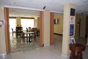 Free continental breakfast  - Jameson Inn and Suites Riverdale (Riverdale)