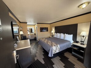 Desk, iron/ironing board, free WiFi, bed sheets - Regency 7 Motel (Fayetteville)