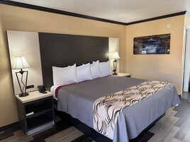 Escritorio, tabla de planchar con plancha, wifi gratis y ropa de cama