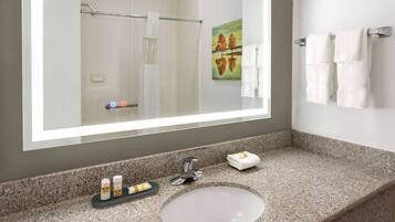 Ensemble baignoire-douche, articles de toilette (gratuits)