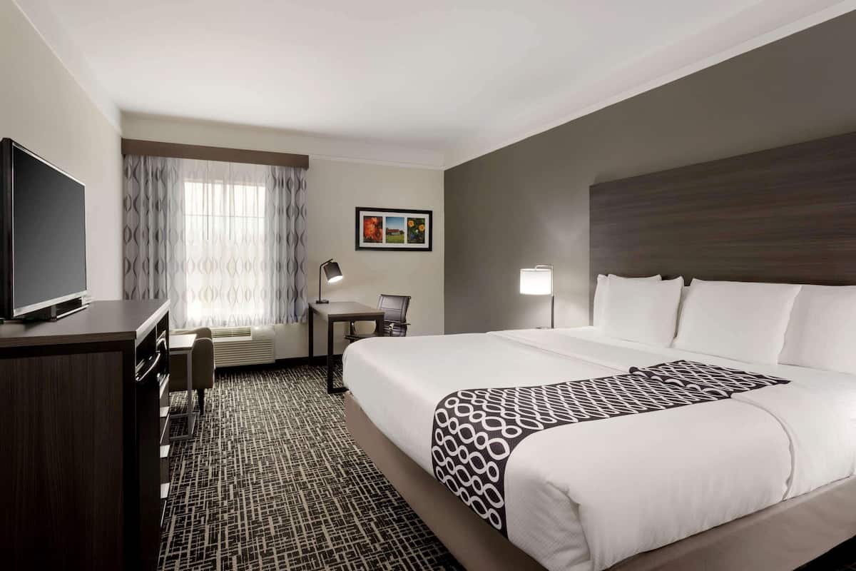 Room, 1 King Bed, Accessible, Non Smoking (Mobility/Hearing, Tub w/ Grab Bars)