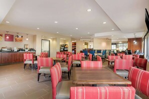 Free daily self-serve breakfast - Comfort Suites Speedway - Kansas City (Kansas City)