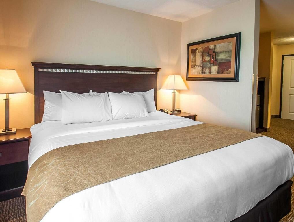 Ylelliset vuodevaatteet, työpöytä, pimennysverhot, silitysrauta/-lauta