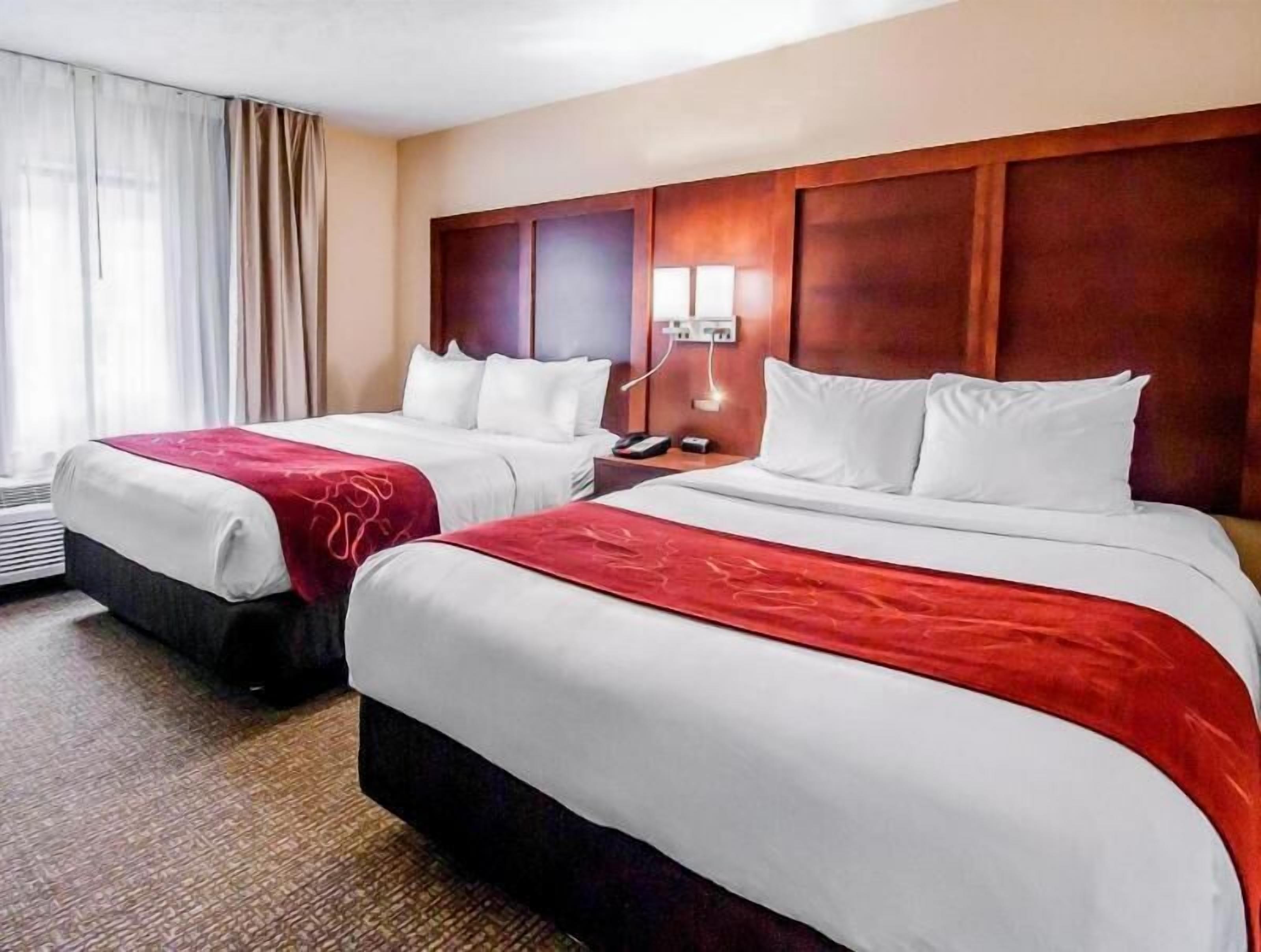 Ylelliset vuodevaatteet, työpöytä, pimennysverhot, silitysrauta/-lauta