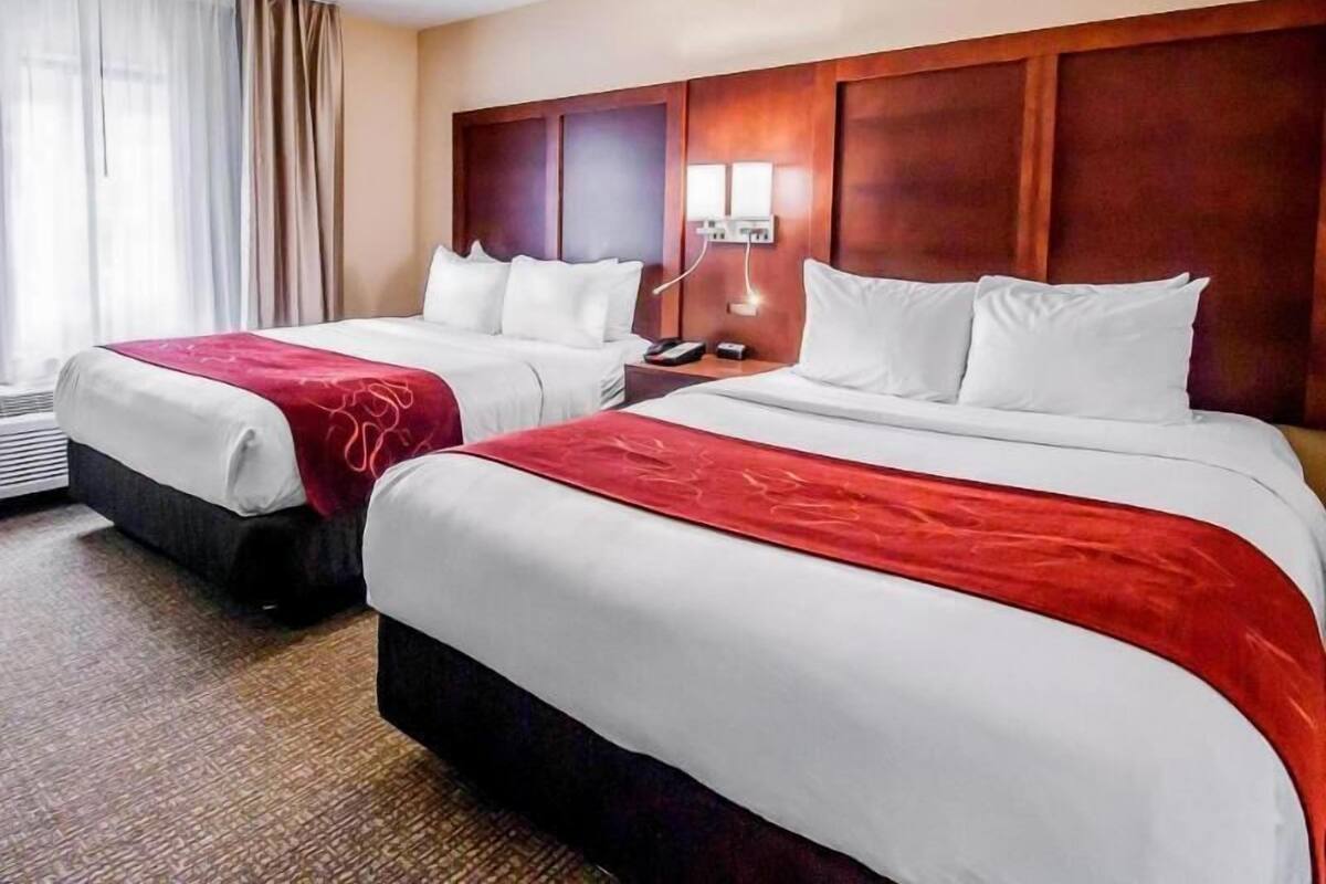 Ylelliset vuodevaatteet, työpöytä, pimennysverhot, silitysrauta/-lauta