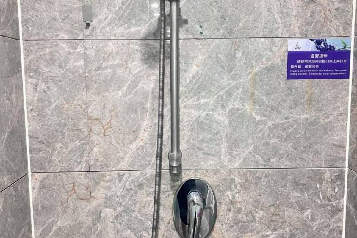 Duş/küvet kombinasyonu, derin küvet, geniş duş başlığı