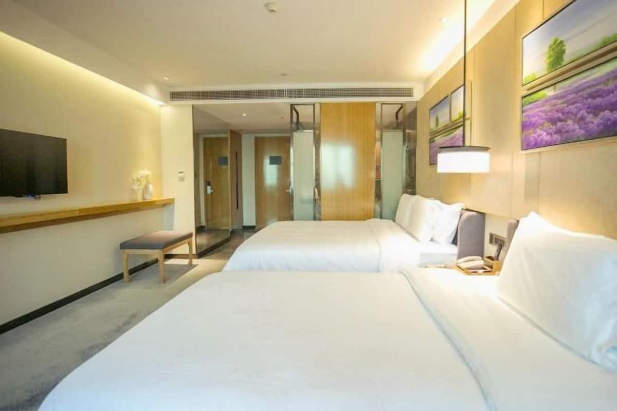 Premium bedding, down duvets, pillow-top beds, minibar