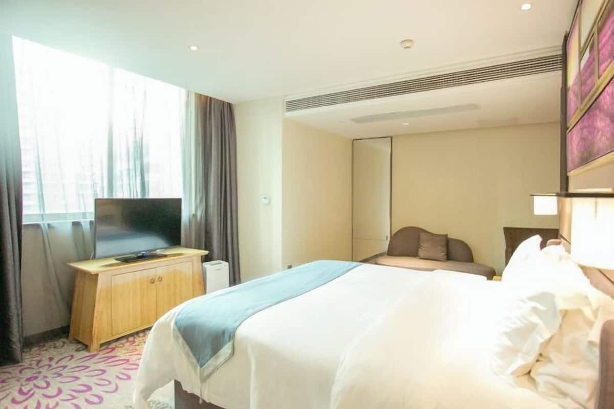 Kaliteli yatak takımı, kuştüyü yorgan, yastık yüzeyli yatak, minibar