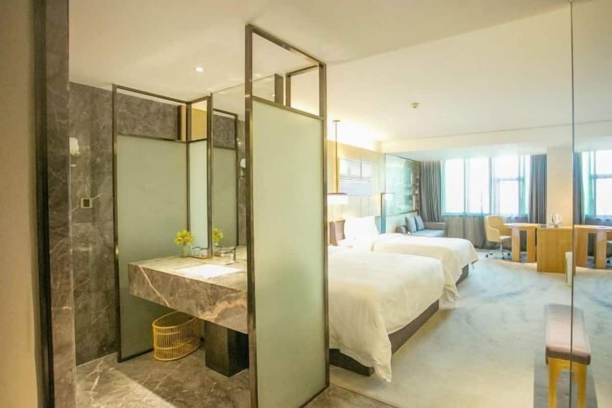 Kaliteli yatak takımı, kuştüyü yorgan, yastık yüzeyli yatak, minibar