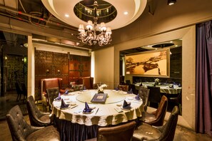 2 restaurantes; se sirve desayuno, almuerzo y cena