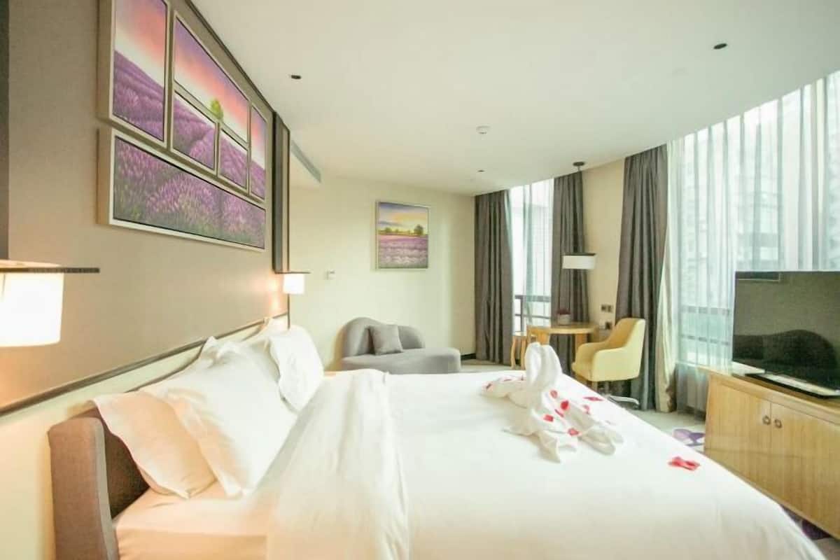 Kaliteli yatak takımı, kuştüyü yorgan, yastık yüzeyli yatak, minibar