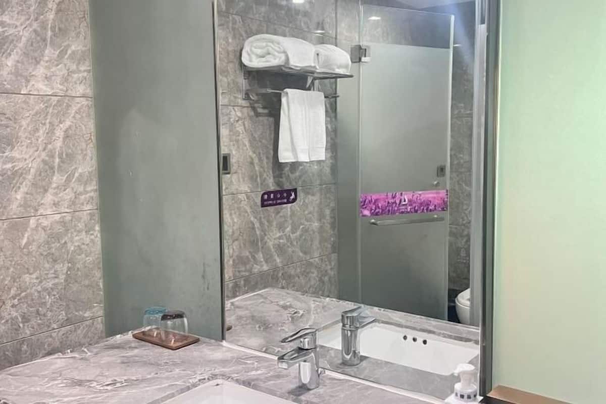 Duş/küvet kombinasyonu, derin küvet, geniş duş başlığı