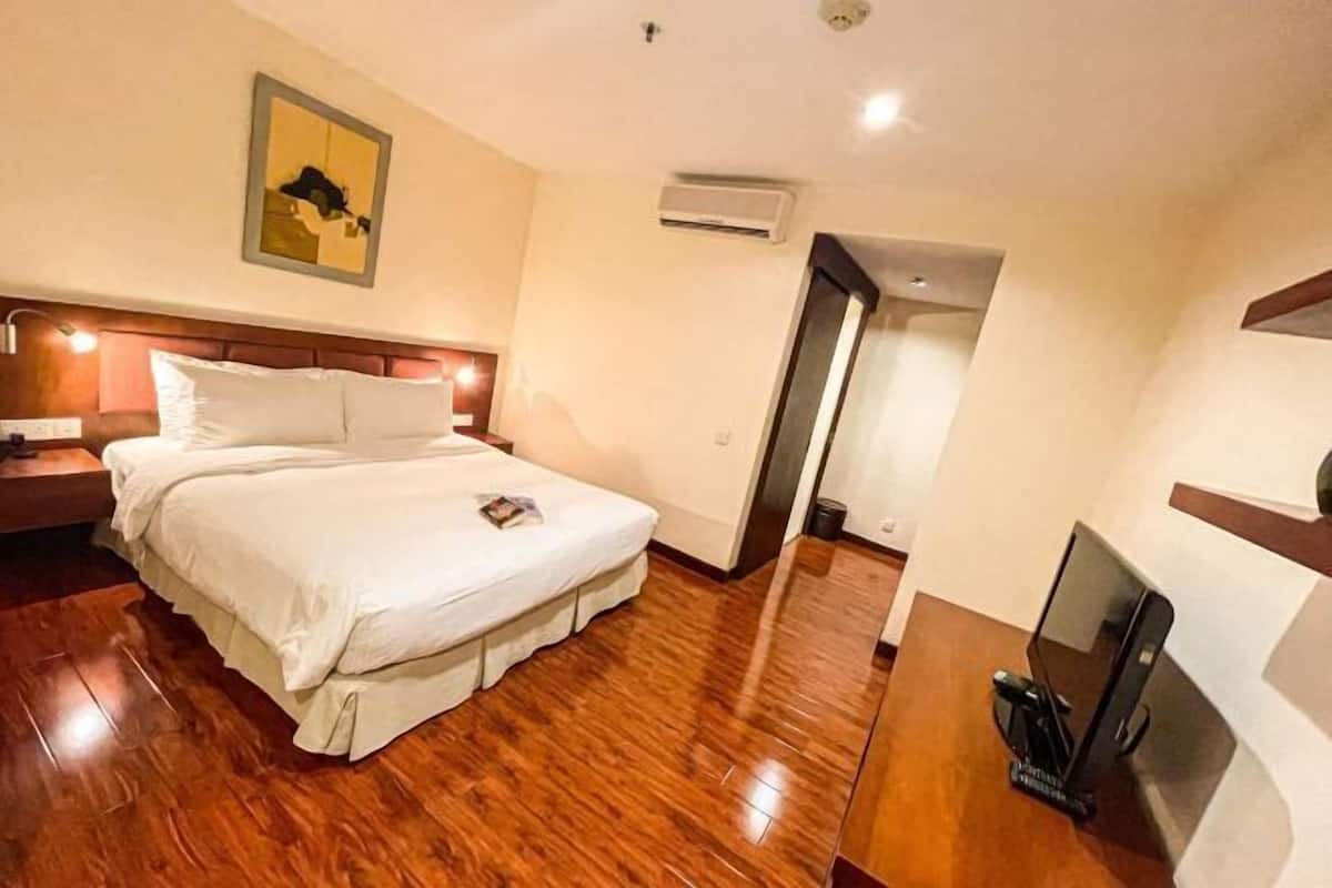 1 bedroom, in-room safe, desk, laptop workspace