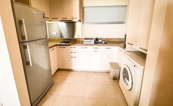Refrigerador, microondas, placa de cocina, tetera/pava eléctrica