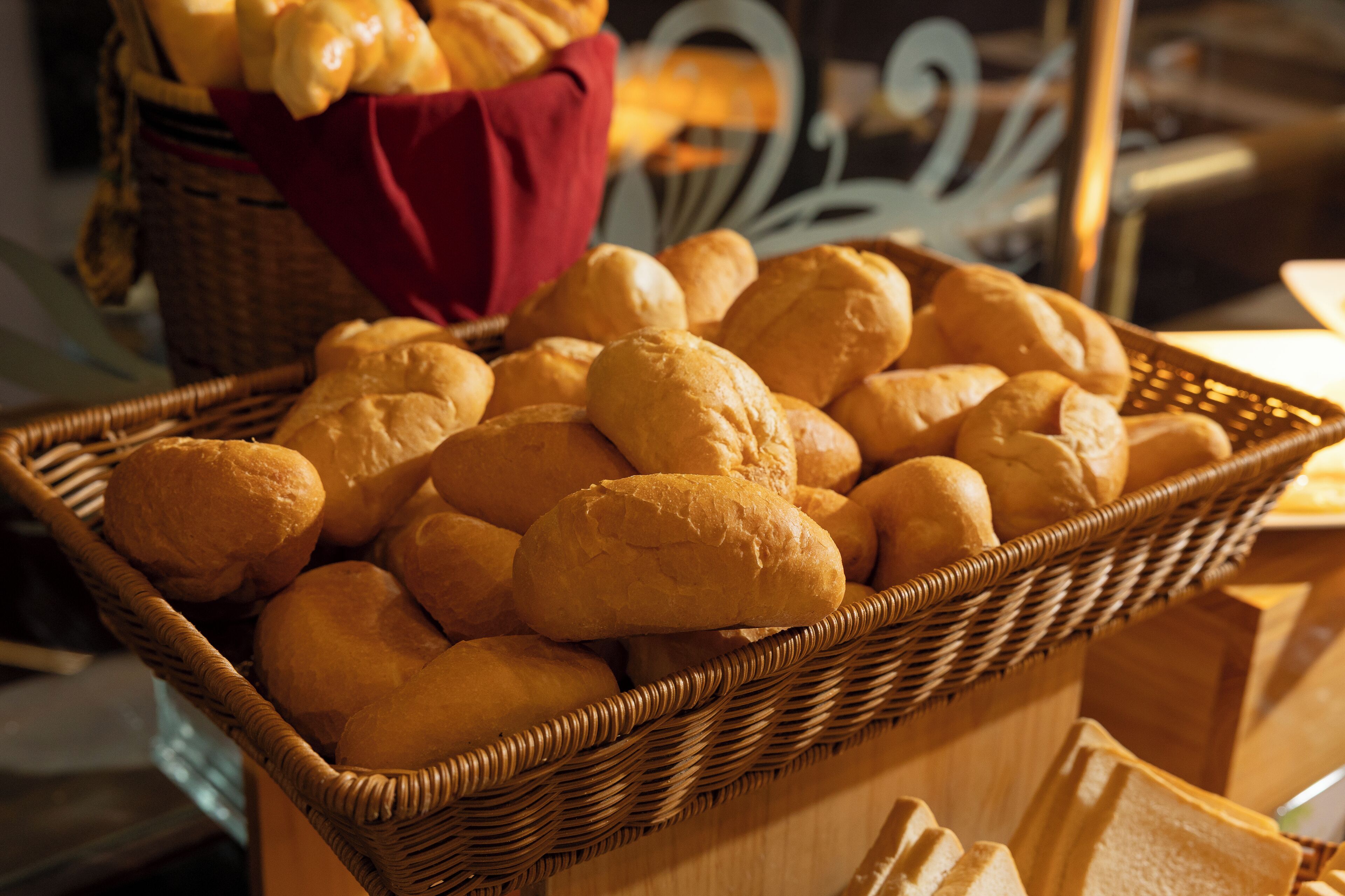 Ein Korb voller verschiedener Brotsorten.