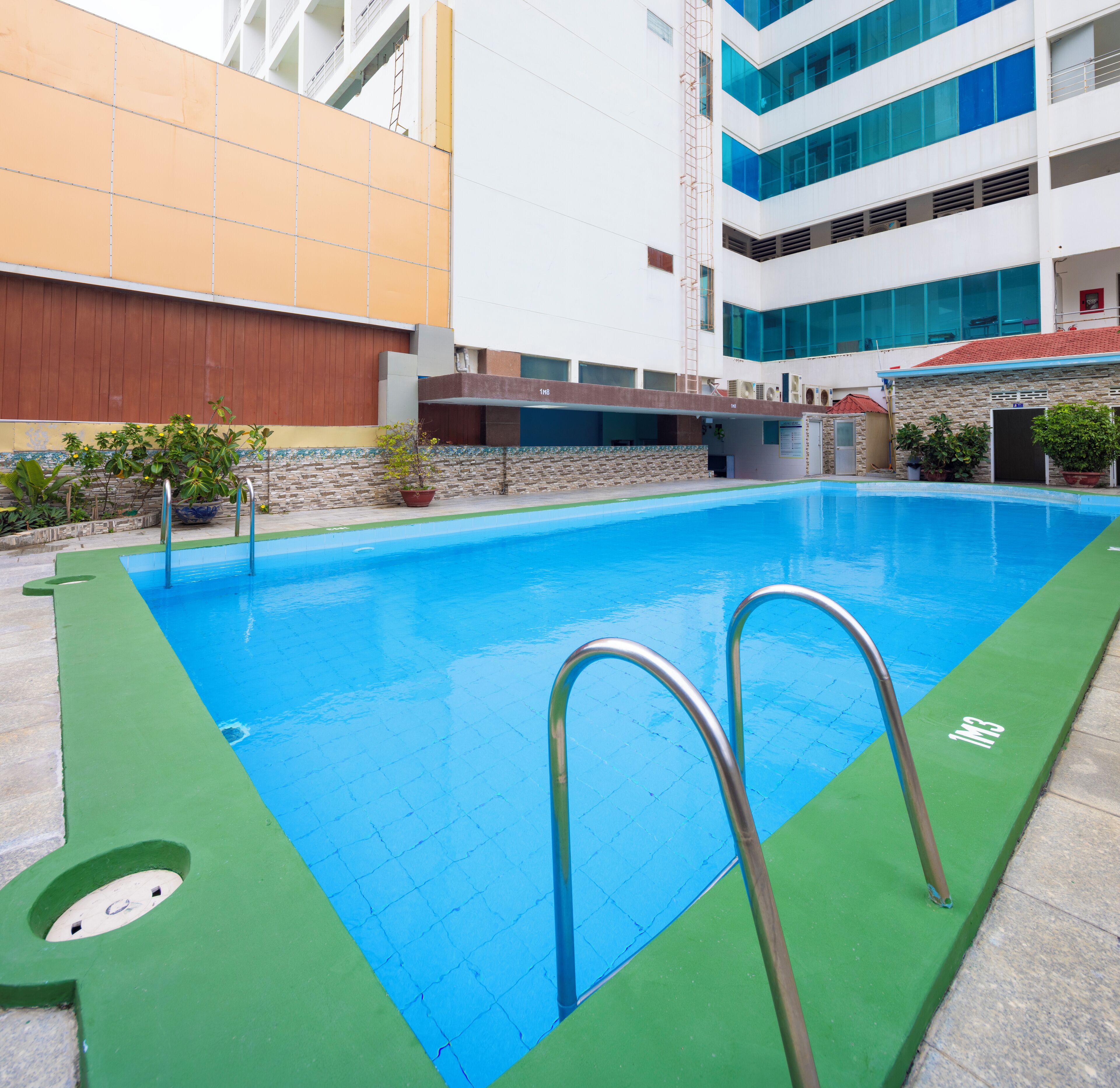 Una piscina al aire libre, sillones reclinables de piscina