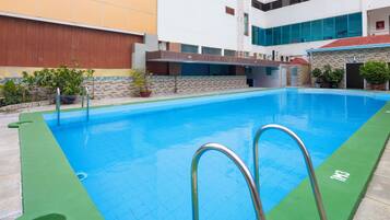 Utendørsbasseng og solsenger