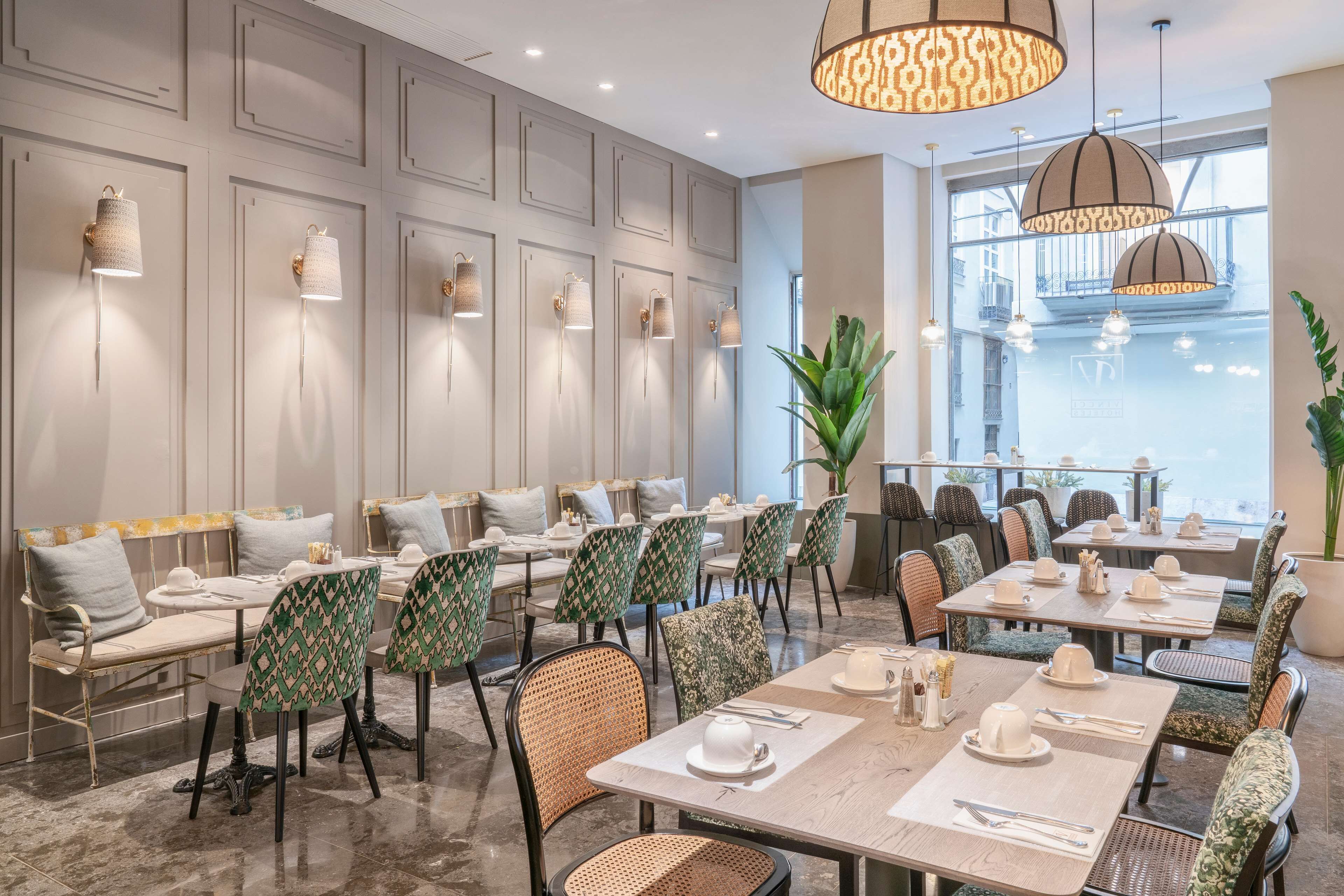 Petit déjeuner buffet (15 EUR par personne)