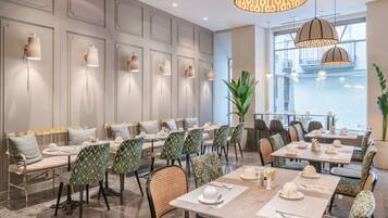 Petit déjeuner buffet (15 EUR par personne)