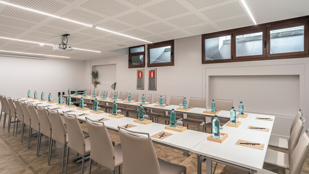 A conference room with long tables, chairs, and water bottles. - Vincci Palace Hotel (Valencia)