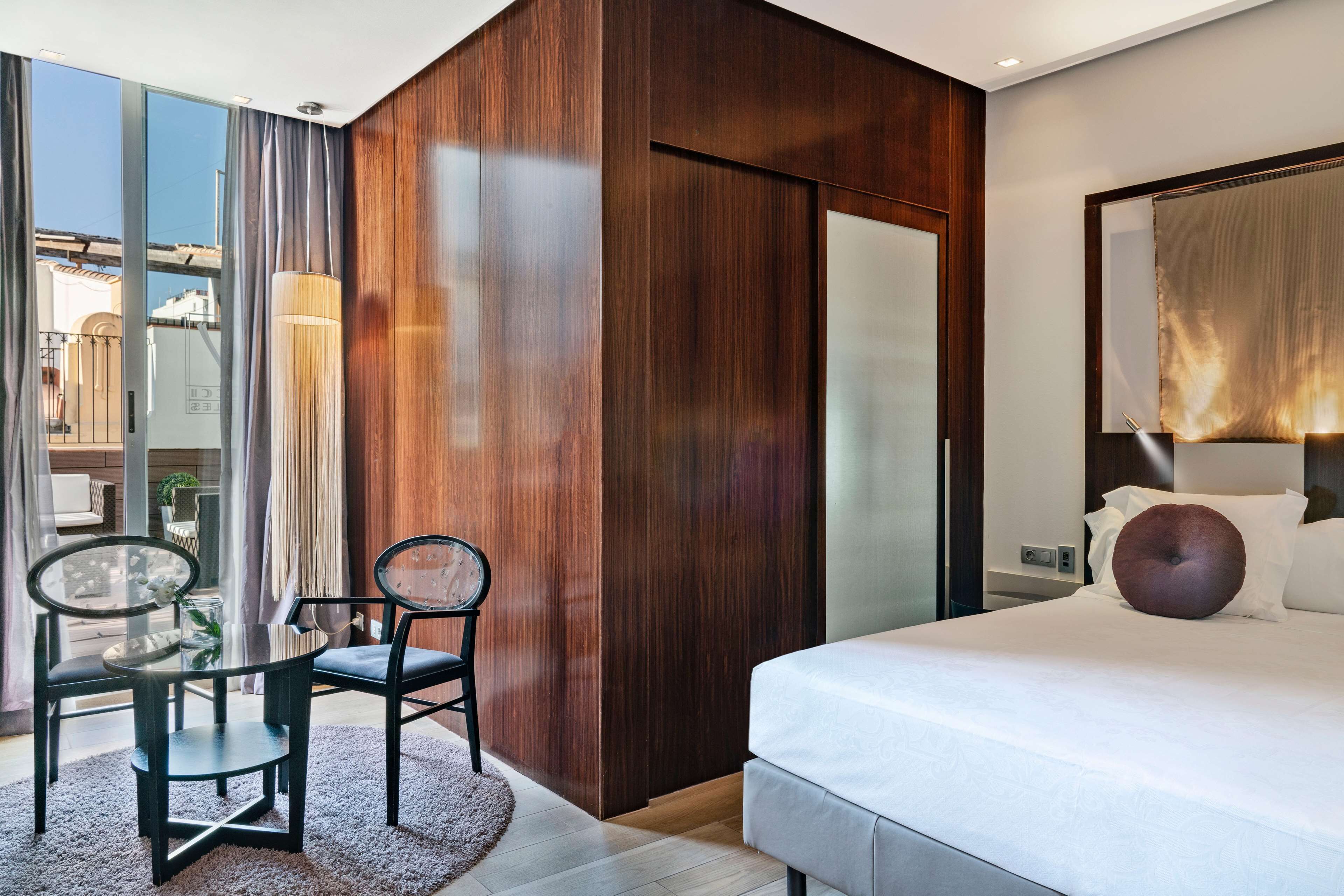 premium bedding, down duvets, minibar, in-room safe