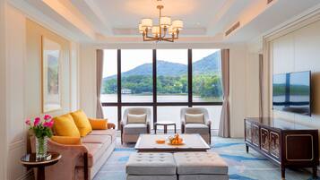 Deluxe Lake-view Suite | Minibar, in-room safe, desk, blackout drapes