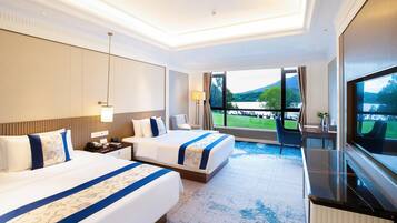 Lake-view Room | Minibar, in-room safe, desk, blackout drapes