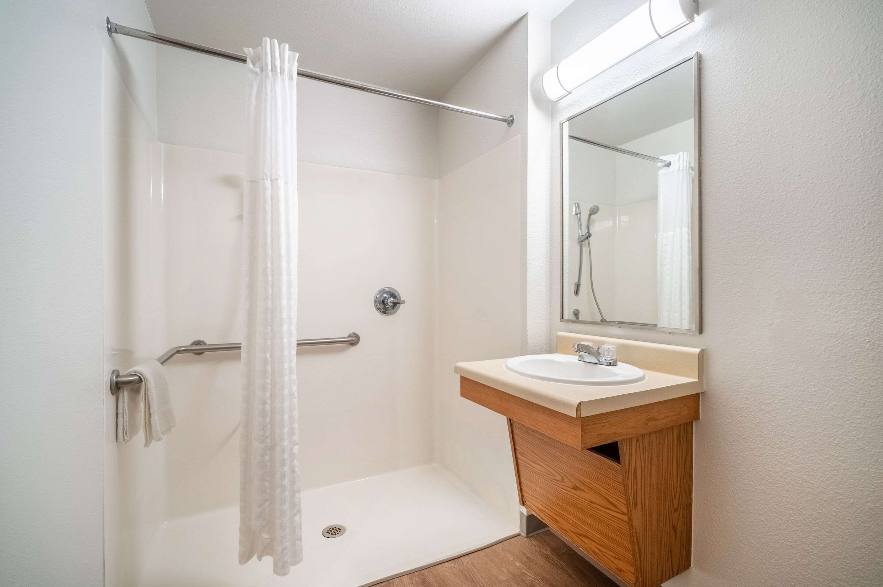 combined shower/bathtub, towels