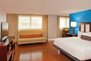 Premium bedding, in-room safe, desk, laptop workspace - Aloft Nashville West End (Nashville)