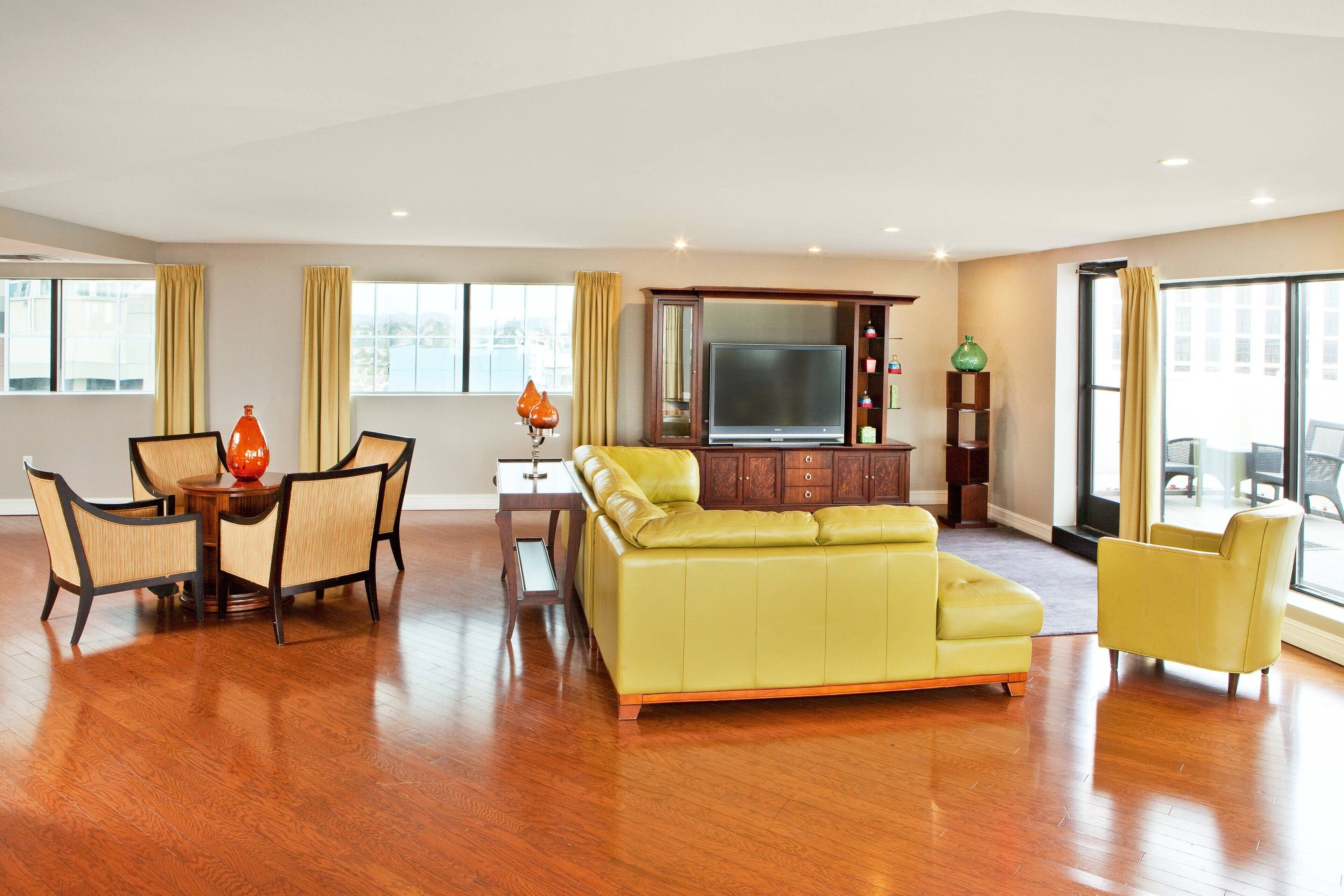 Televisi LCD 52-inci dengan saluran TV kabel dan TV