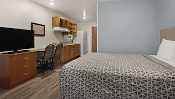Camera, 1 letto queen | Una scrivania, tende oscuranti, Wi-Fi gratuito, lenzuola
