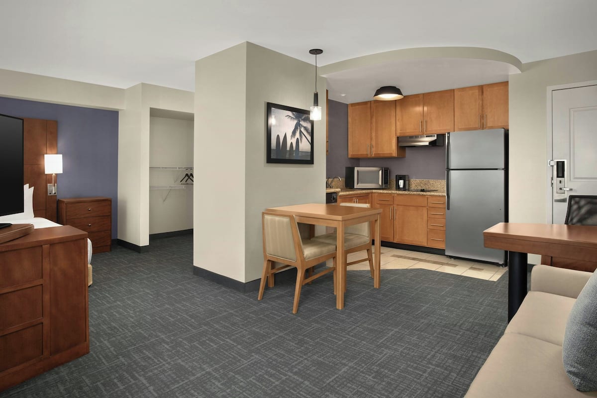 Literie de qualité, lit avec matelas à plateau-coussin, bureau