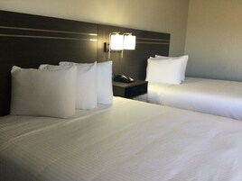 Habitación, 2 camas de matrimonio, no fumadores | Tabla de planchar con plancha, wifi gratis, despertador