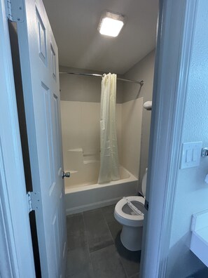 Iron/ironing board, free WiFi, alarm clocks - America's Best Inn (Muskogee)