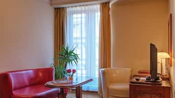 Apartment | Minibar, in-room safe, individually decorated, desk