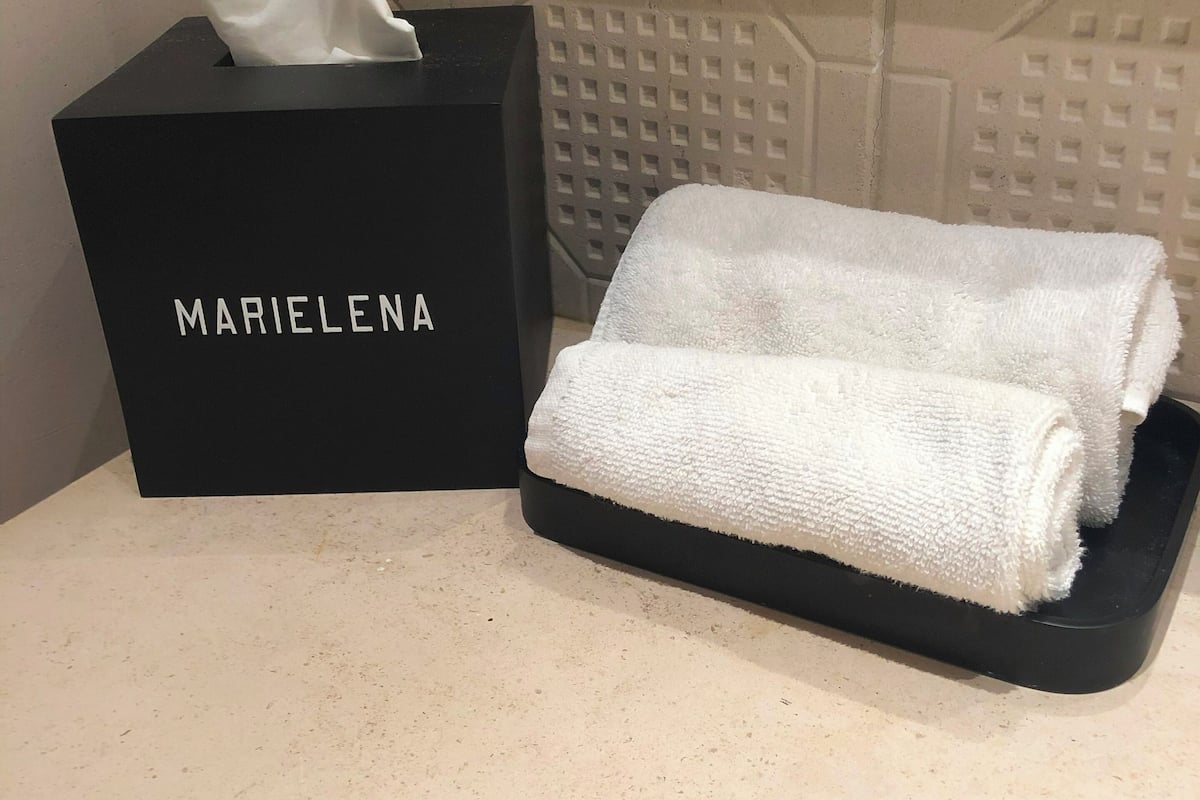 shower, rainfall showerhead, free toiletries, hair dryer