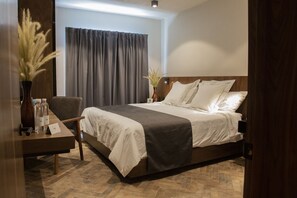 ห้องพรีเมียม | ตู้นิรภัยในห้องพัก, โต๊ะทำงาน, ห้องเก็บเสียง, เตารีด/โต๊ะรีดผ้า