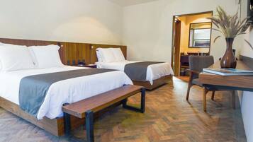 Habitación superior, 2 camas matrimoniales | Caja de seguridad en la habitación, escritorio y insonorización