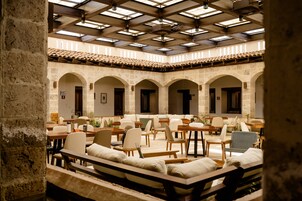 Se sirven desayunos, almuerzos y cenas; cocina local e internacional