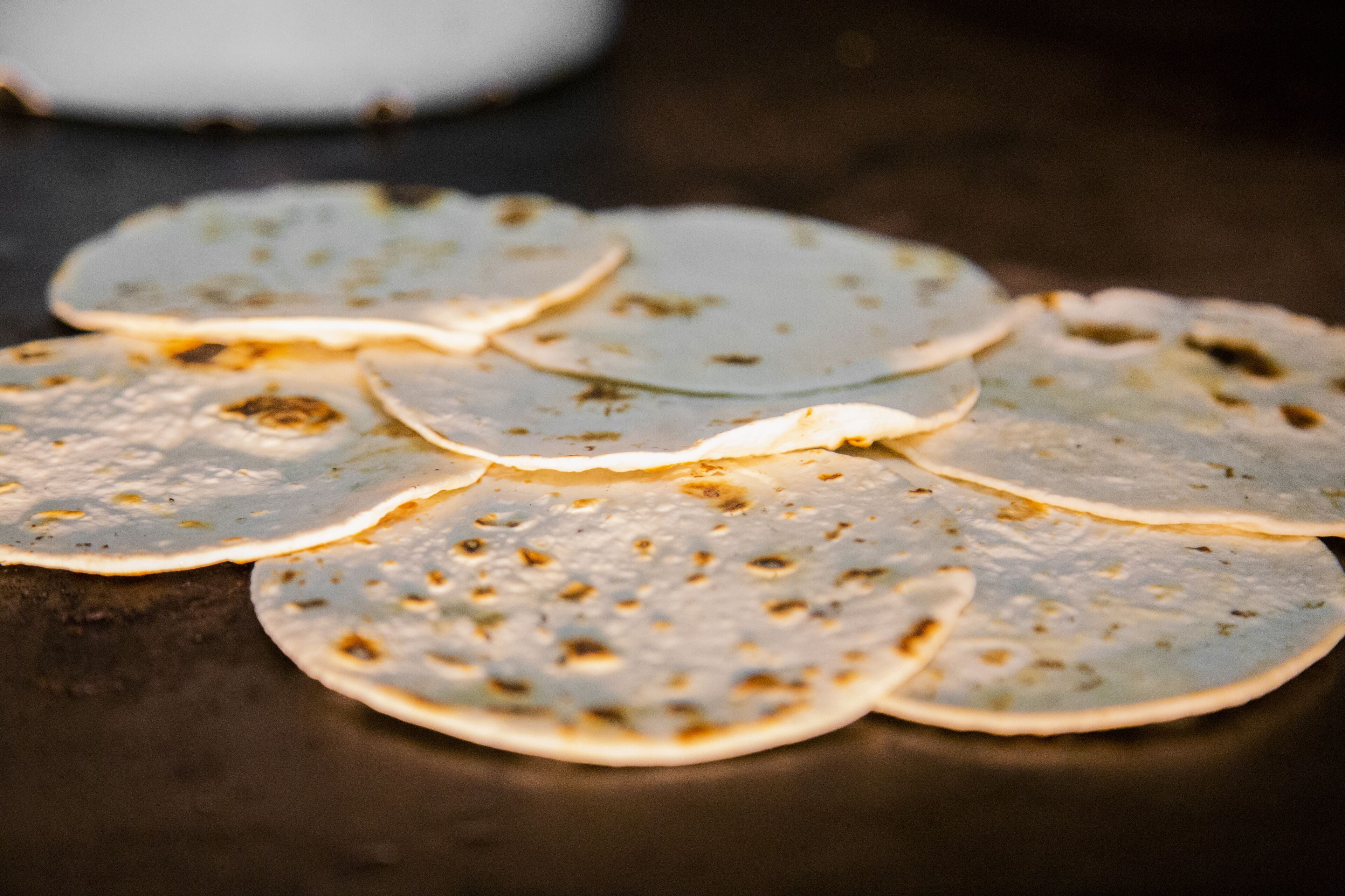Une surface plane sur laquelle se trouvent plusieurs objets ronds et plats qui ressemblent à des tortillas.