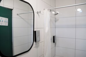 Vierbettzimmer | Badezimmer | Dusche, kostenlose Toilettenartikel, Handtücher, Seife