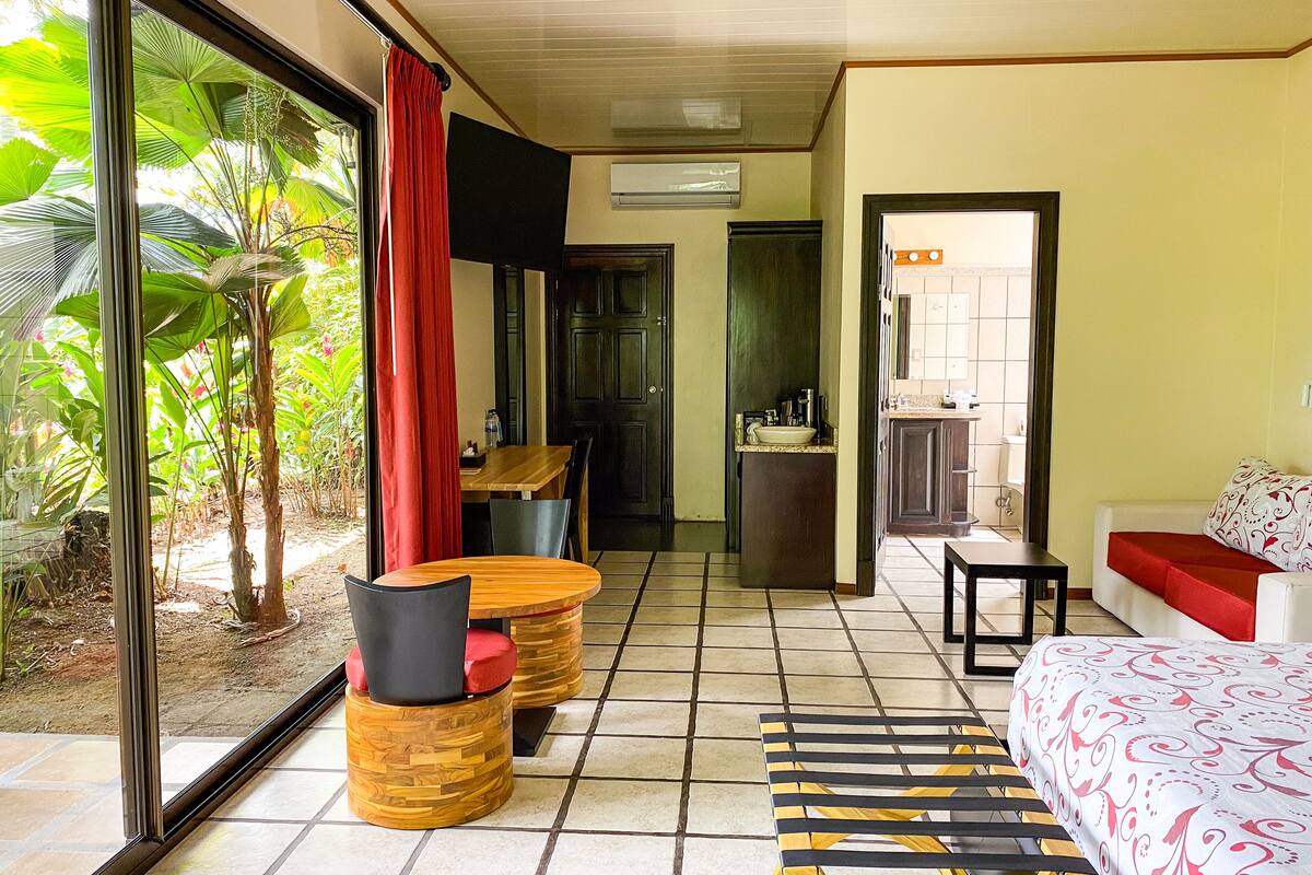 junior suite, 1 king bed (superior) | 1 bedroom, minibar, in-room safe, desk