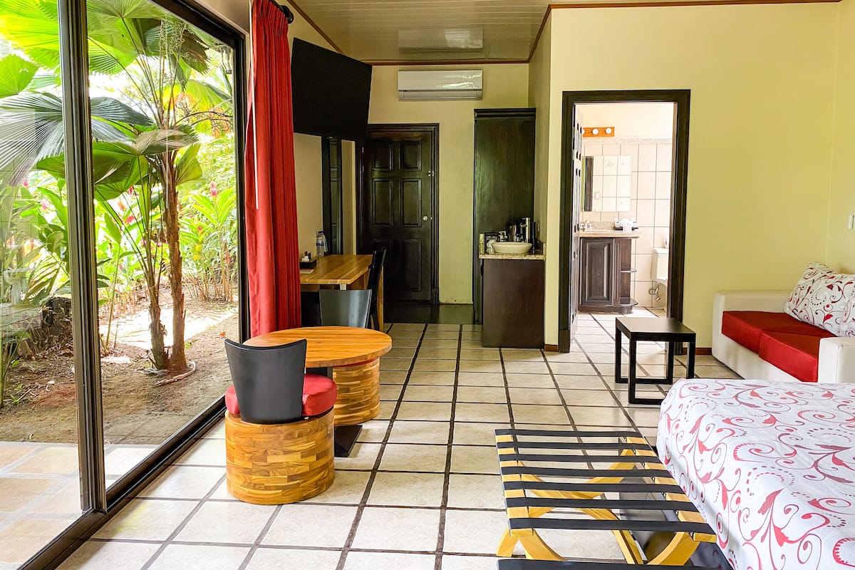 Phòng Suite Junior, 1 giường cỡ king (Superior) | 1 phòng ngủ, minibar, két bảo mật tại phòng, bàn