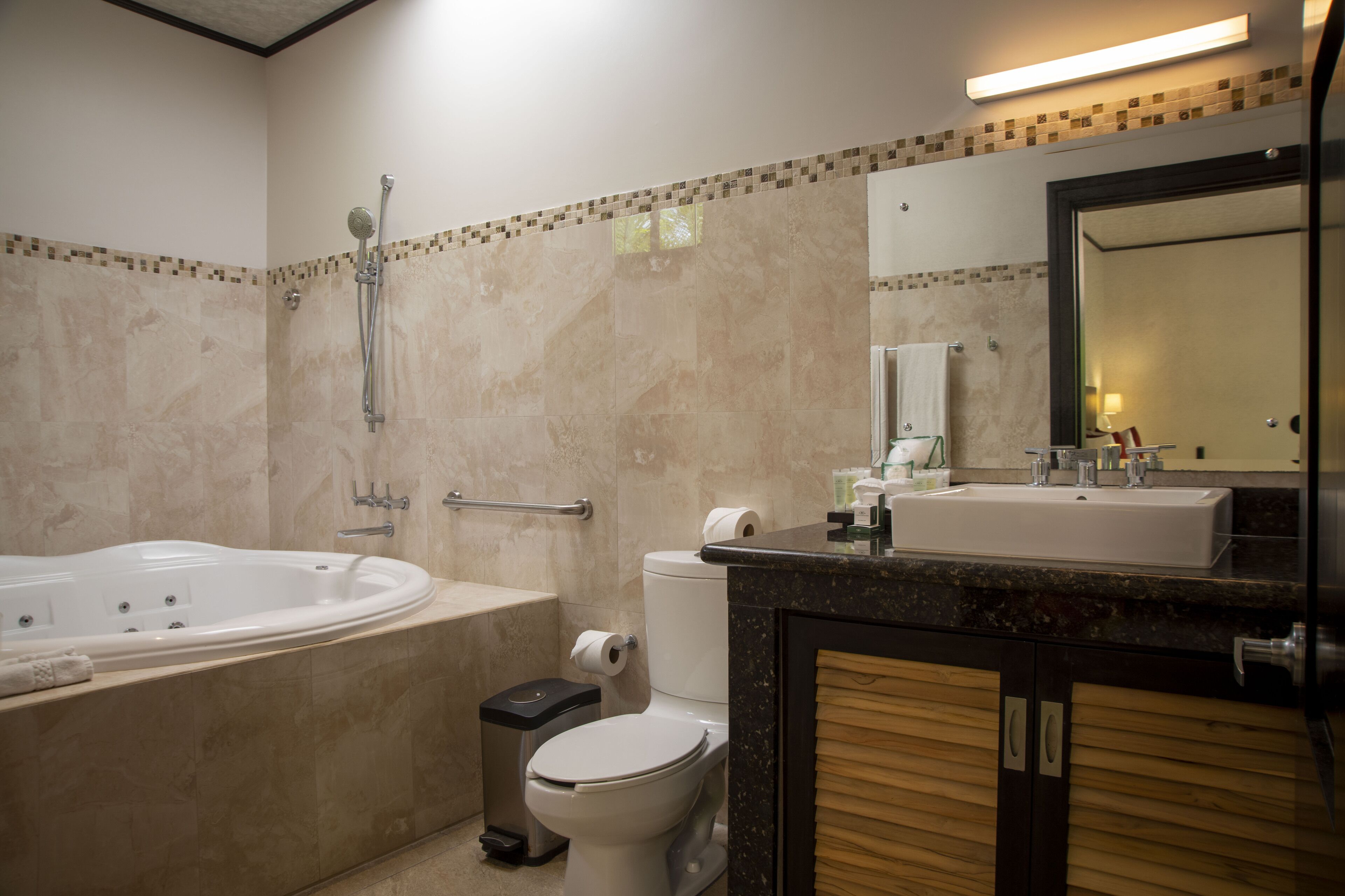 Un baño moderno con bañera, inodoro y lavamanos.