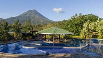 11 utendørsbassenger, bassengtelt (inkludert) og bassengparasoller