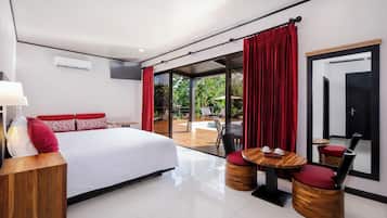 Chato Suite with Private Pool | Minibaari, tallelokero huoneessa, työpöytä